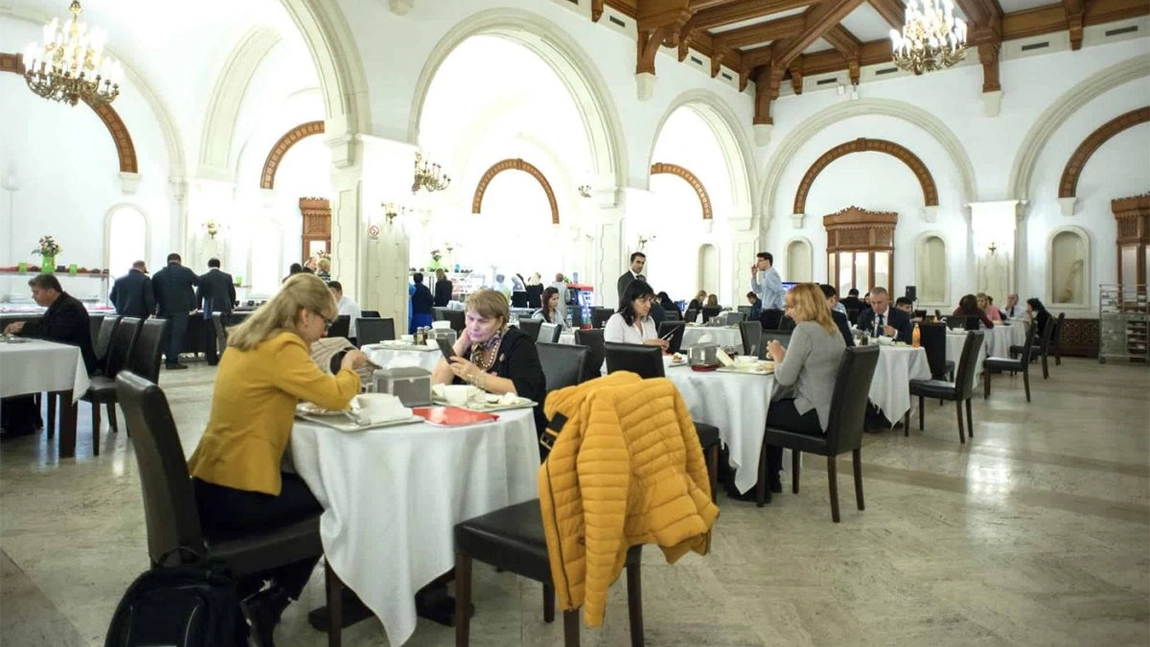 Câți lei primește salariu o ospătăriță în cantina Parlamentului României, acum, în 2023