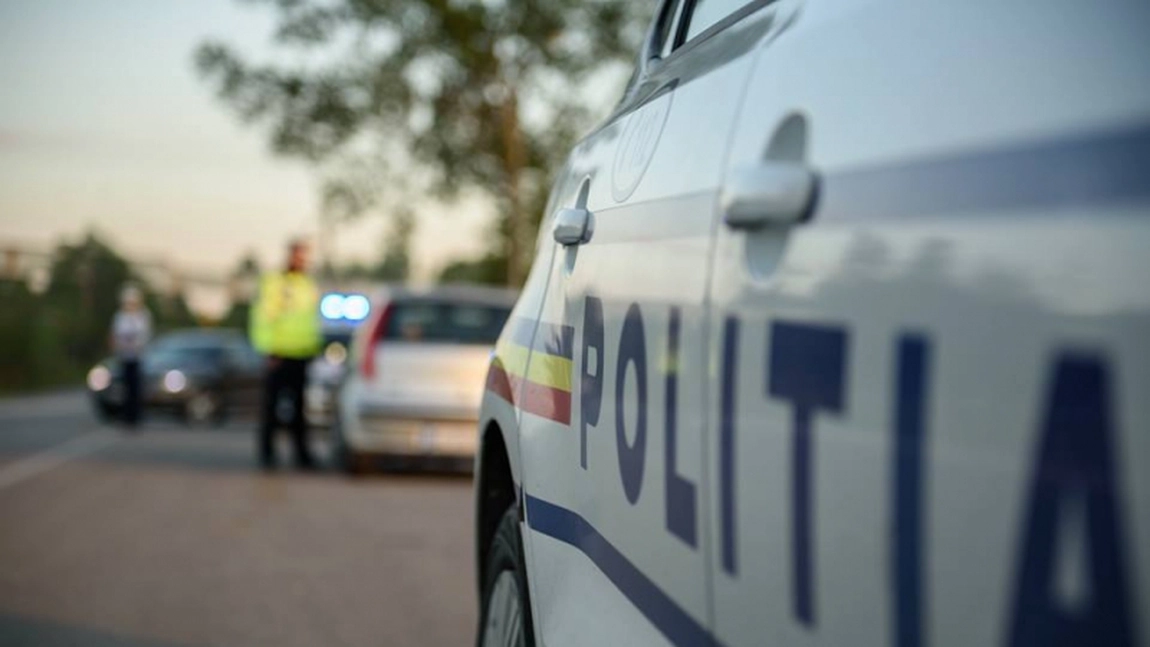 Un polițist, aflat în timpul liber, a fost bătut de trei tineri de față cu copilul său