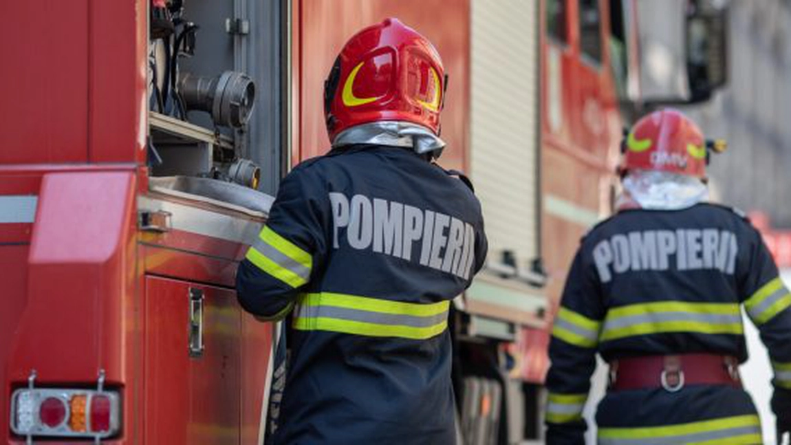 Incendiu la o casă din Lungani, comuna Voinești. Pompierii intervin