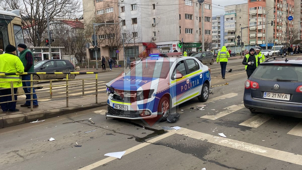 Accident rutier la Iaşi. Un BMW s-a izbit de o mașină de Poliţie aflată în misiune, în capăt CUG. Deși autospeciala avea girofarul pornit, șoferița nu a acordat prioritate - EXCLUSIV, VIDEO, FOTO, UPDATE
