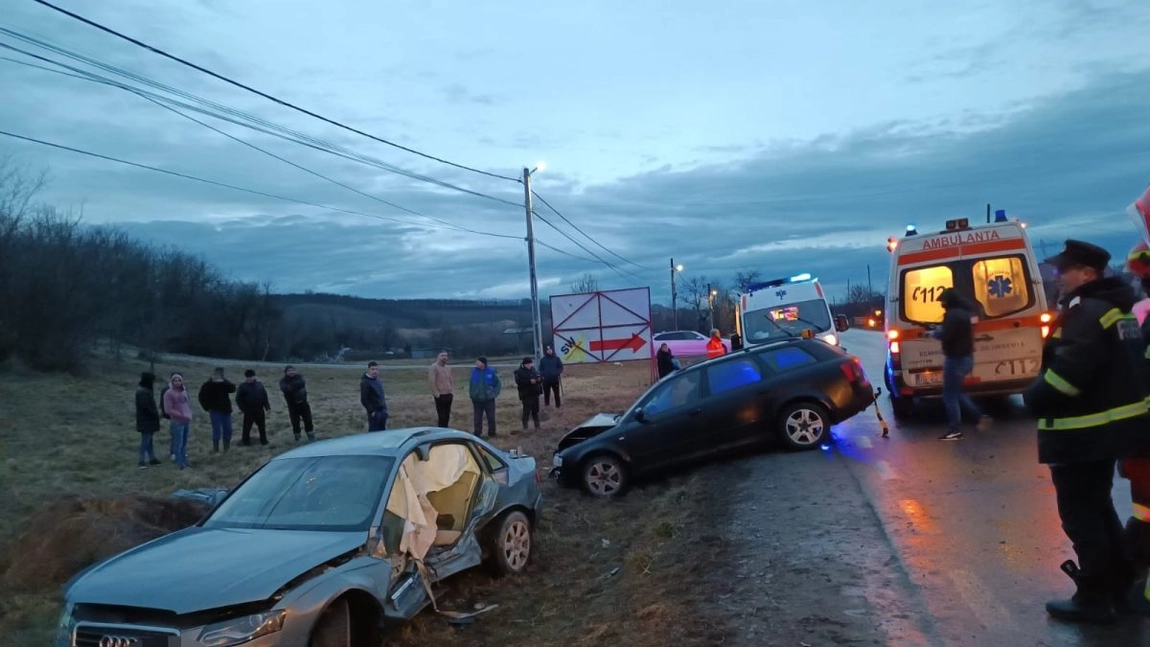 Accident rutier grav la Cristeşti. Coliziune puternică între două autoturisme. Mai multe persoane au nevoie de îngrijiri medicale