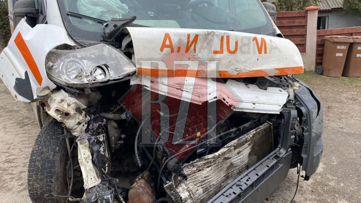 Accident rutier în localitatea Mihail Kogălniceanu. Un autoturism a intrat în coliziune cu o ambulanţă. Sunt 5 victime - FOTO, UPDATE, VIDEO