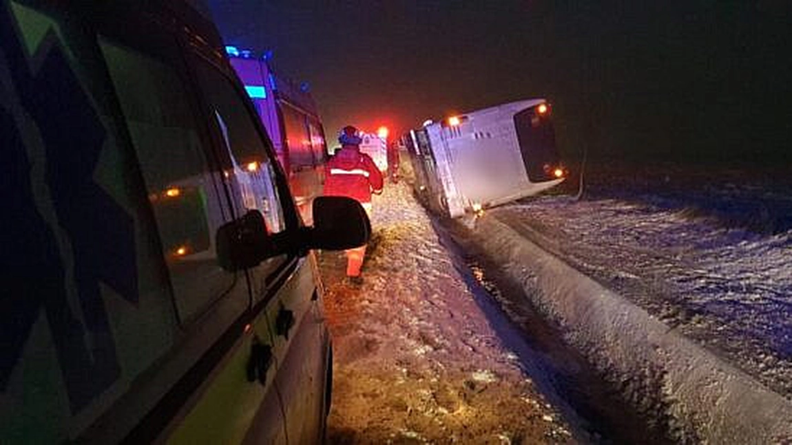 Autocar cu șase persoane, răsturnat în Suceava - FOTO