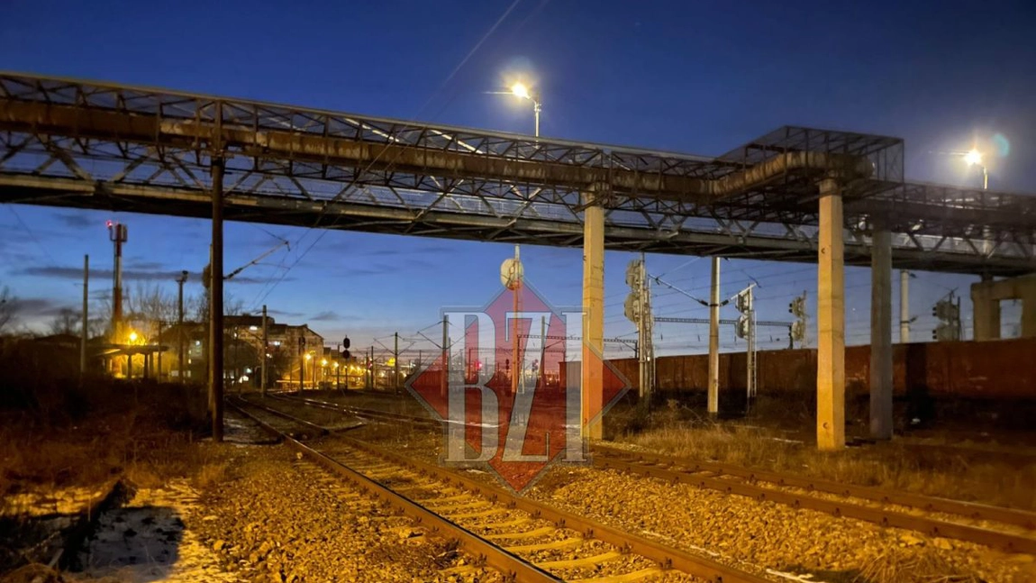Un copil a fost electrocutat după ce a căzut de pe o pasarelă pietonală, pe firele electrice, apoi pe o locomotivă, la Iași - FOTO, UPDATE