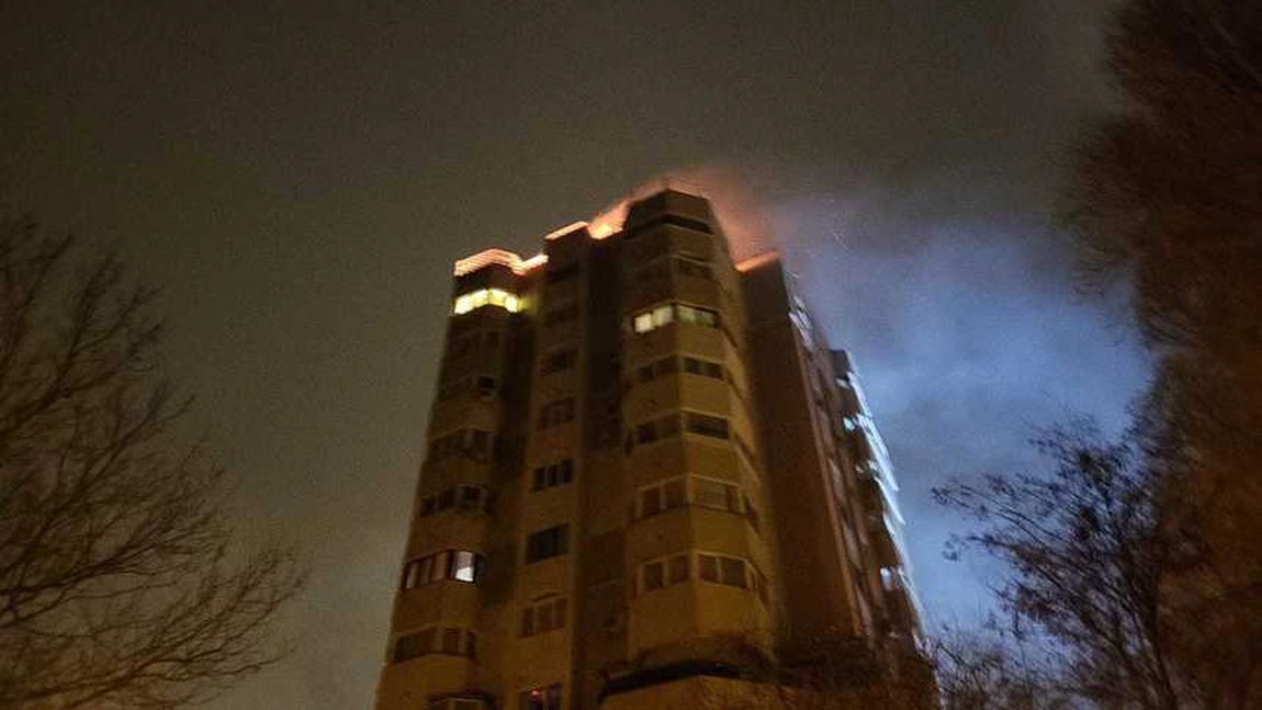 Incendiu de proporţii la acoperişul unui bloc din Constanţa. 37 de persoane au fost evacuate de pompieri