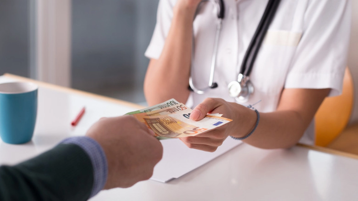 Zeci de medici din Suceava o apără pe fosta șefă a Secției de Oncologie care a luat mită de la bolnavi. Au semnat o scrisoare adresată instanței