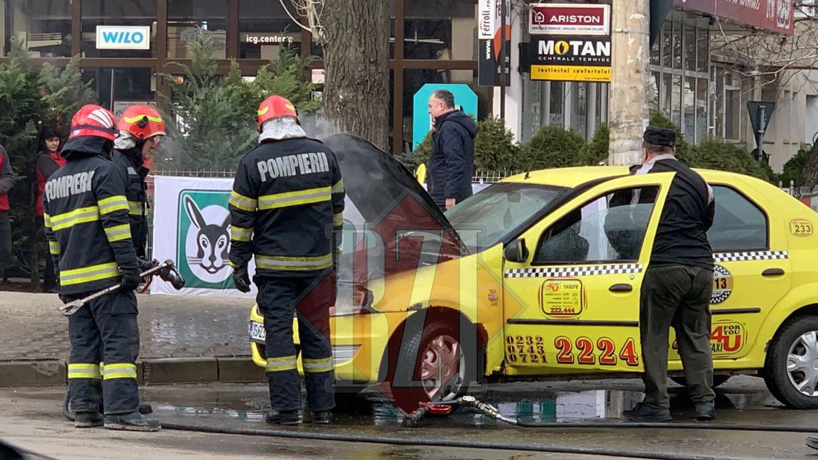 Incendiu în Iaşi. Un taxi a luat foc pe bulevardul Chimiei - FOTO, VIDEO