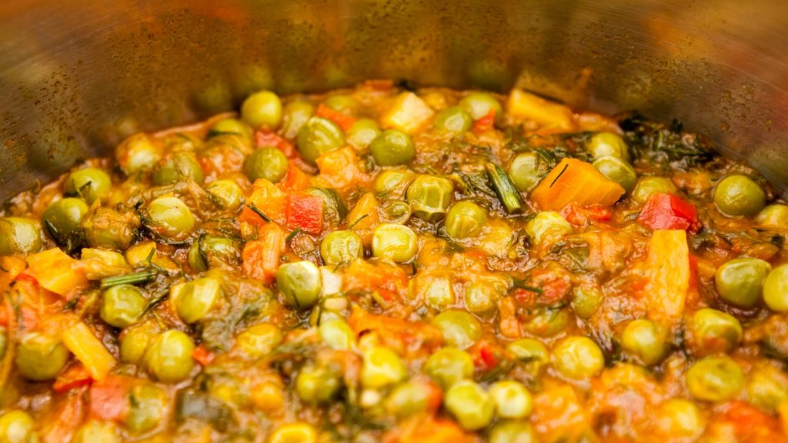 Tocănița de mazăre cu legume. De ce ingrediente ai nevoie pentru a pregăti felul de mâncare?