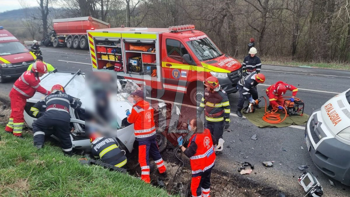 Accident deosebit de grav la Miclăușeni! Două persoane au murit după ce un TIR a spulberat autoturismul în care se aflau - EXCLUSIV, GALERIE FOTO, UPDATE, VIDEO