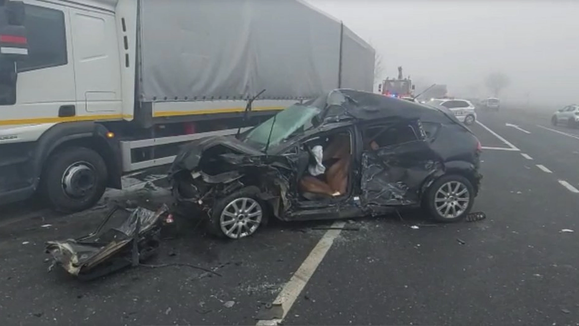 Accident rutier grav în județul Buzău. Două mașini și trei TIR-uri au intrat în coliziune - FOTO