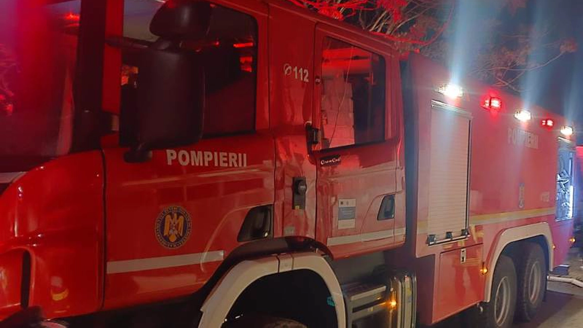 Intervenție de degajare a pompierilor ieșeni la un element de construcție. Tablă în pericol de cădere pe Aleea Nicolina