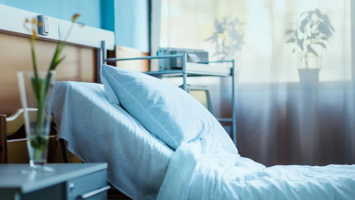 Caz incredibil într-un mare spital din România: O șefă a fost prinsă că dormea pe perne pline cu banii din șpagi