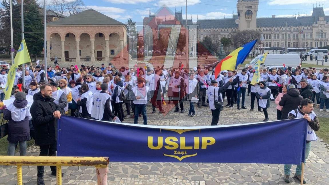Sute de angajați din sistemul educațional au ieșit în stradă, la Iași. Nemulțumiri fără precedent - FOTO, VIDEO
