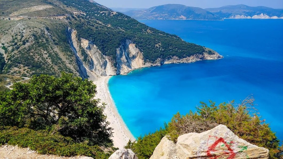 Scrie in Google ”sejur Kefalonia” si apasa butonul ”Search”. Priveste si convinge-te de ce e destinatia ideala