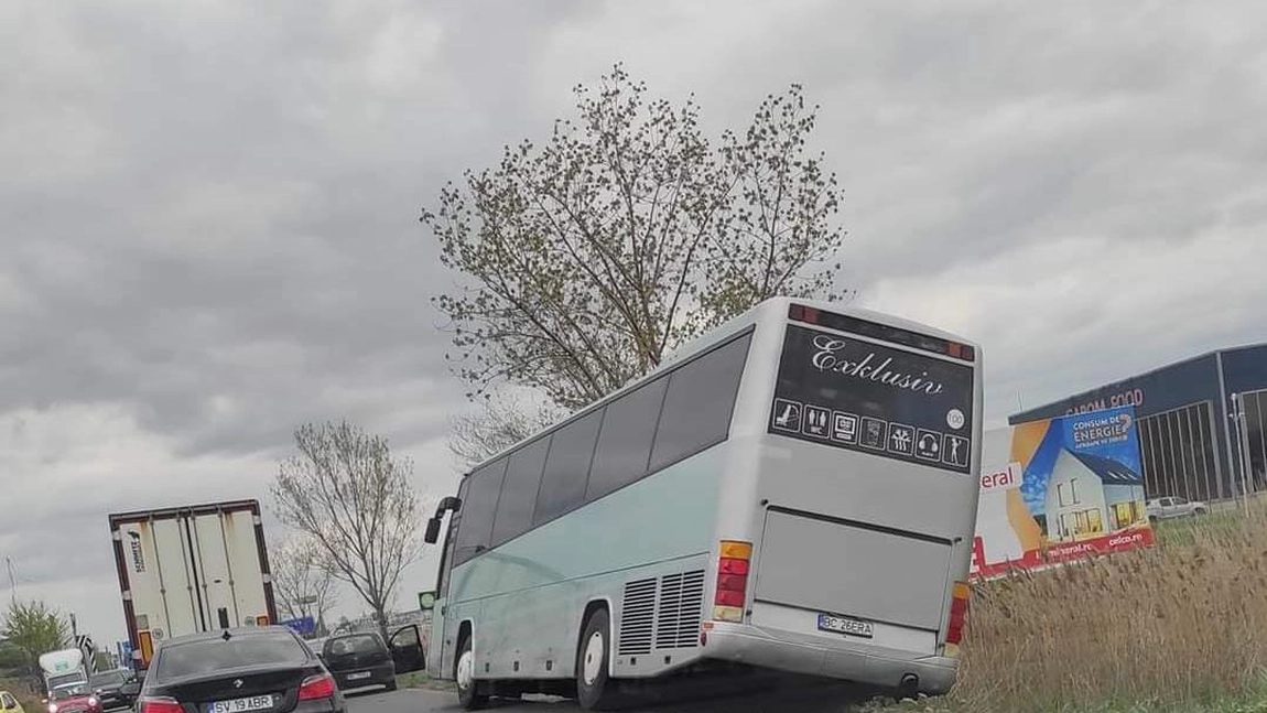 A fost activat planul roşu de intervenţie, la Miroslava. Un autocar în care se aflau 47 de copii a intrat în coliziune cu un autoturism - FOTO, VIDEO