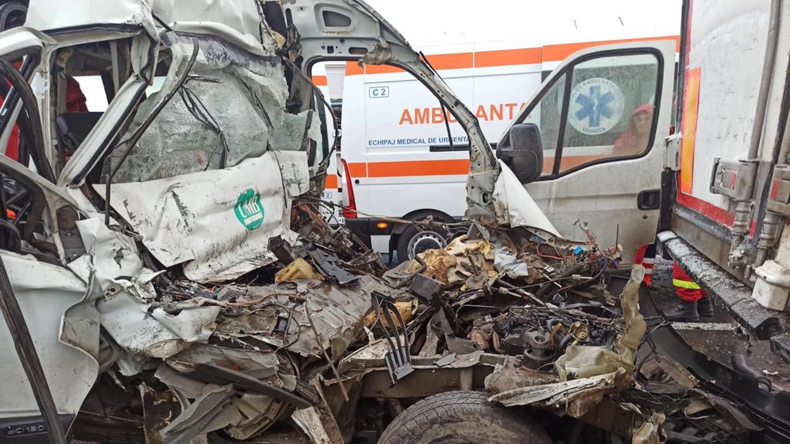 Două persoane au murit după ce un TIR și o autoutilitară au intrat în coliziune! A intervenit elicopterul SMURD - FOTO/VIDEO