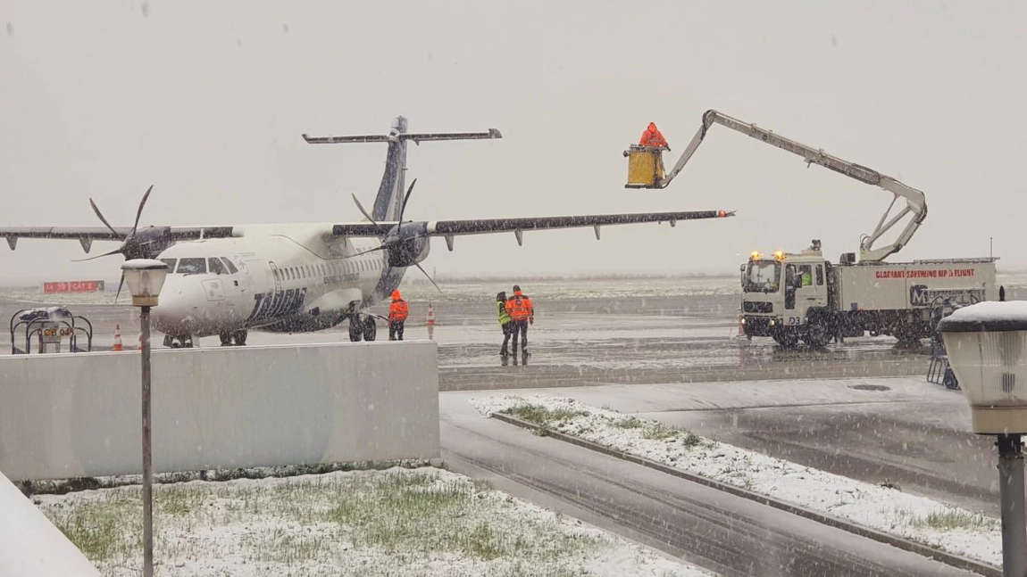 Probleme la Aeroportul Iași! Zboruri afectate și întârzieri din cauza defectării unor echipamente care nu permit operarea aeronavelor în condiţii de vreme rea