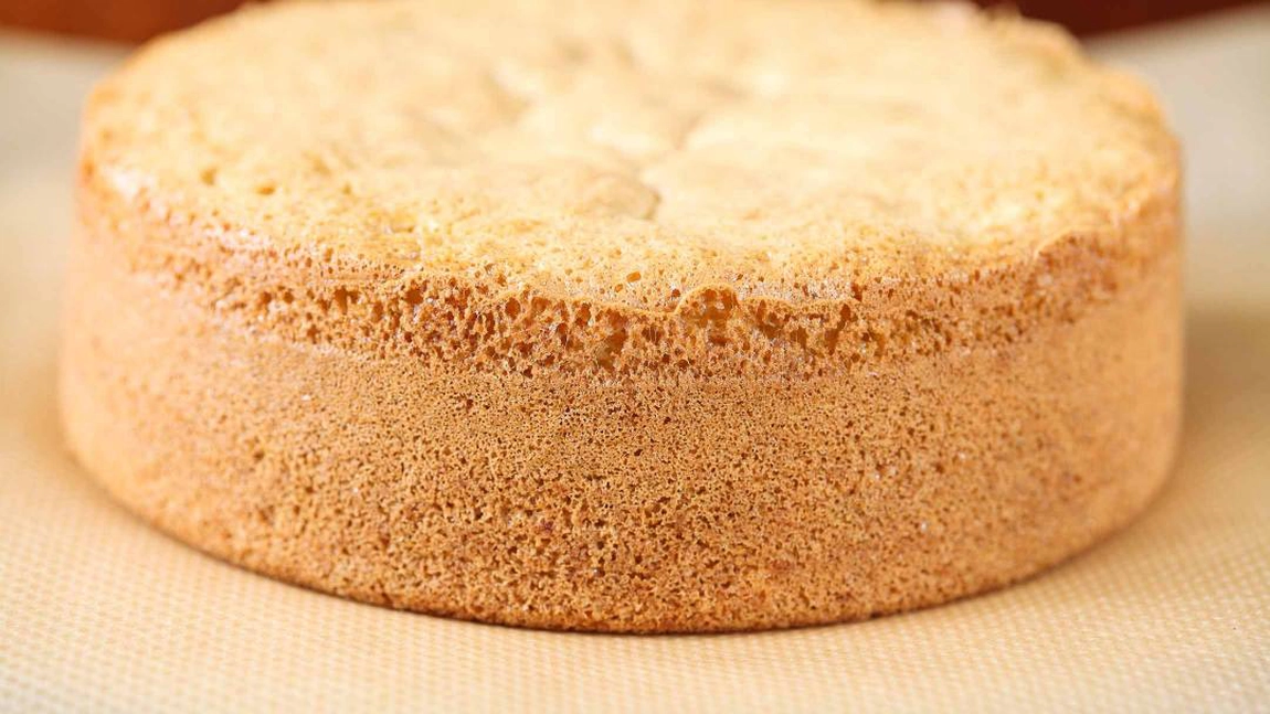 Blat pufos de tort din 6 ouă. Iată care sunt secretele bunicii pentru un desert reușit
