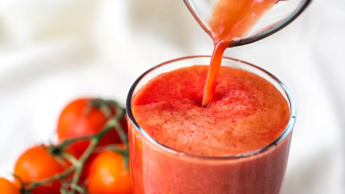 Cât se fierbe sucul de roșii? Cum să pregătești deliciul natural direct în borcane?