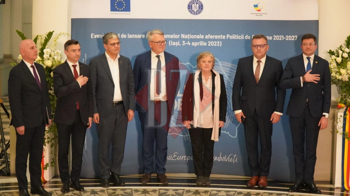 Doi comisari europeni în vizită la Iași. Au fost așteptați cu pâine și sare la Palatul Culturii - GALERIE FOTO, UPDATE