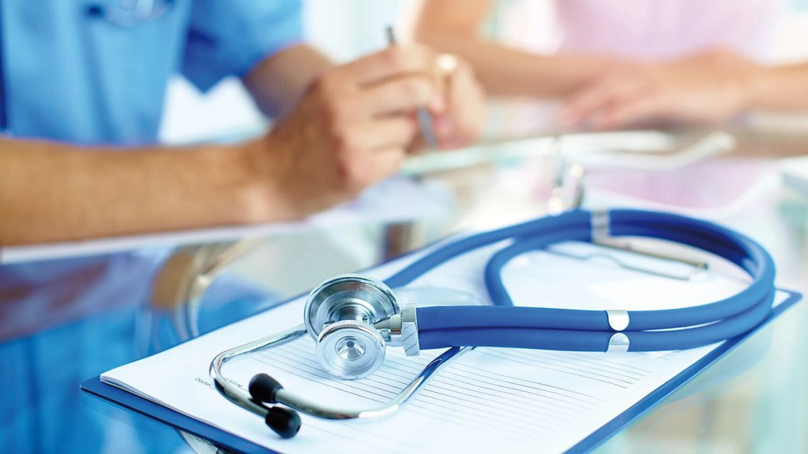 Românii își pot lua adio de la concediile medicale fictive. PNL a depus lege prin care vor fi verificați la domiciliu