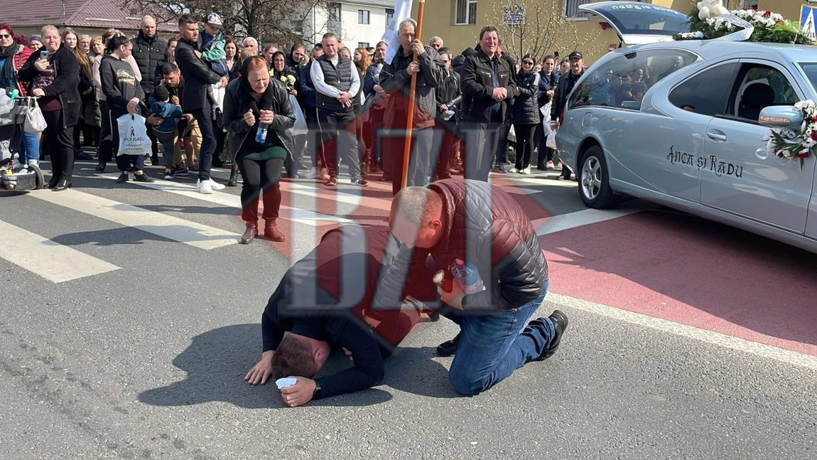 Răpuse de durere, rudele lui Luca au înghenunchiat în locul în care micuțul și-a pierdut viața: 