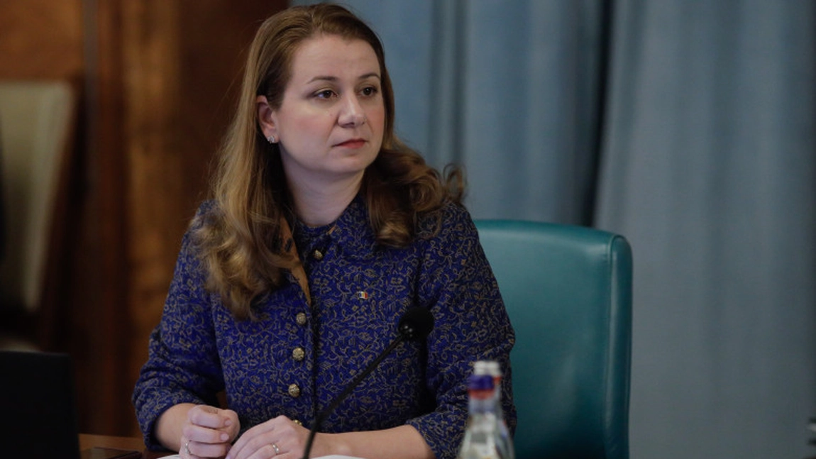 Ministrul Educaţiei, prima reacţie după ce o profesoară a fost atacată cu un cuțit de un elev