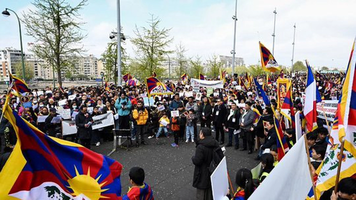 Protest la Paris: Dalai Lama, apărat de sute de tibetani după videoclipul în care liderul spiritual îi cere unui băiat să îi 'sugă limba' - VIDEO