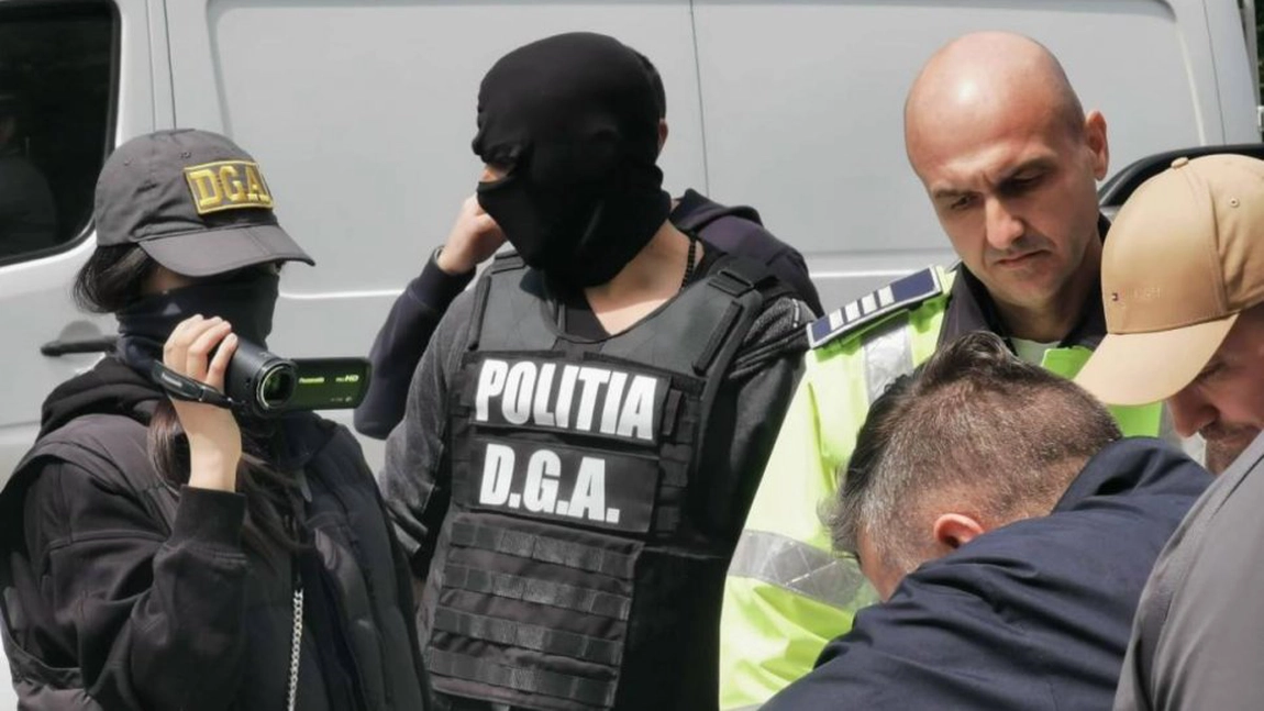 Polițiștii prinși în flagrant de DNA când luau mită, plasați în arest la domiciliu