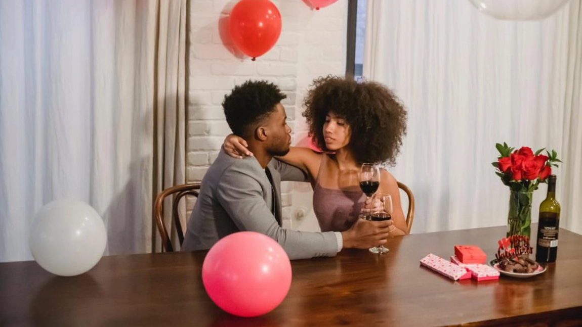 Vrei să-ți surprinzi partenerul cu o cină romantică? Uite la ce trebuie să fii atentă!