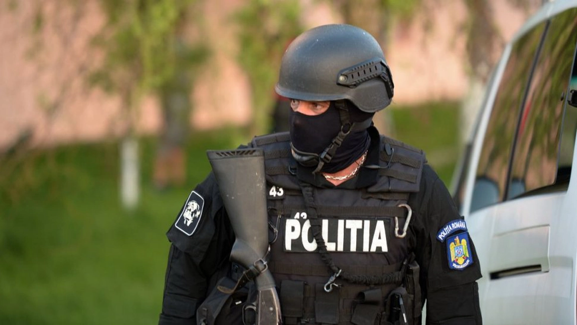 Percheziții efectuate de Poliția Capitalei: Un bărbat și o femeie ar fi furat un seif cu jumătate de milion de euro