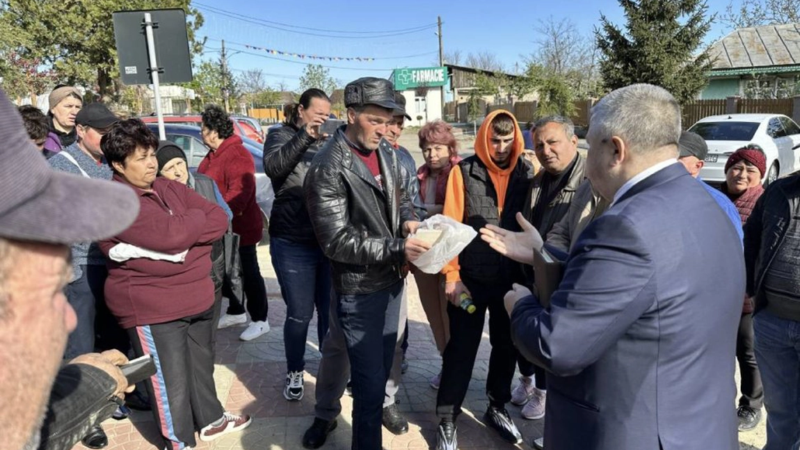 Revoltă într-o comună din Vaslui împotriva primarului: „Intrăm cu bâtele peste el