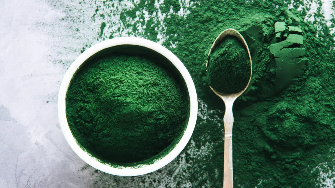 Ce este spirulina și de ce trebuie să o consumi? Beneficii și contraindicații