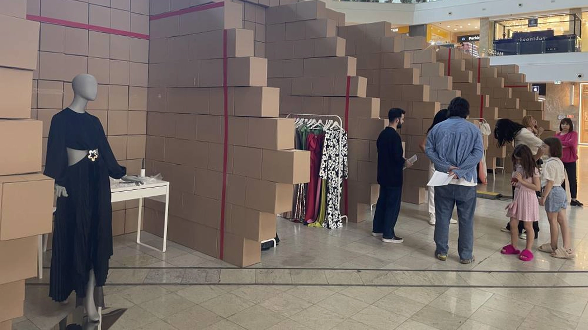 Singurul târg de design vestimentar din România de unde poți cumpăra ce vezi pe catwalk, în Atriumul Palas. Premieră la Romanian Fashion Week: bursă pentru un tânăr designer