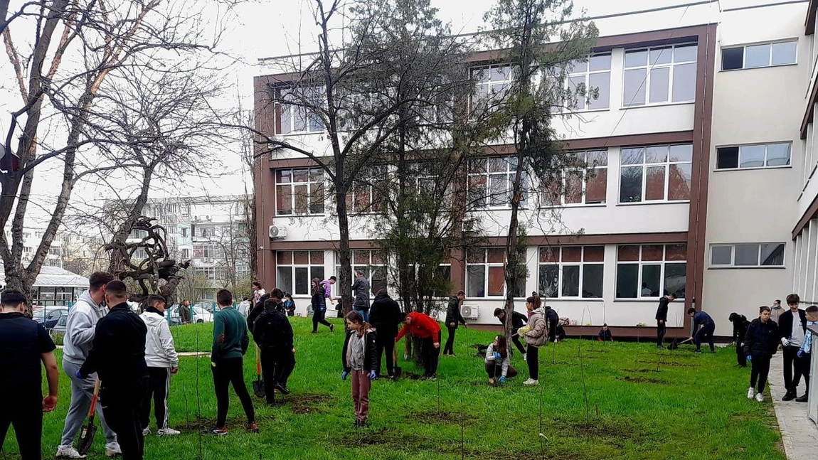 Activități în cadrul programului „Eco-școala” la Liceul Teoretic „Dimitrie Cantemir” - FOTO