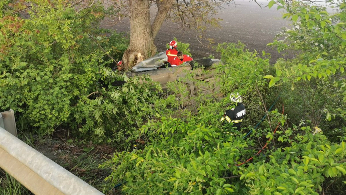 Tragedie în Vaslui în care au fost implicaţi doi ieşeni. Un bărbat a murit, iar un altul a fost rănit grav după ce maşina în care se aflau s-a izbit de un nuc şi s-a răsturnat - FOTO