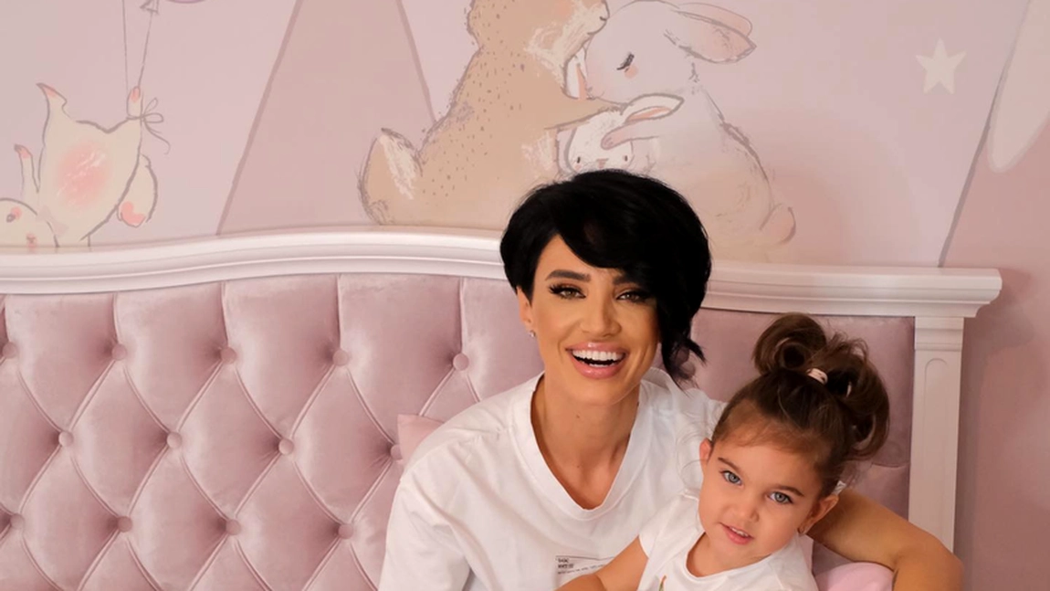 Adelina Pestrițu, Virgil Șteblea și fiica lor, Zeny, au apărut în primul pictorial de familie pe coperta unei reviste importante