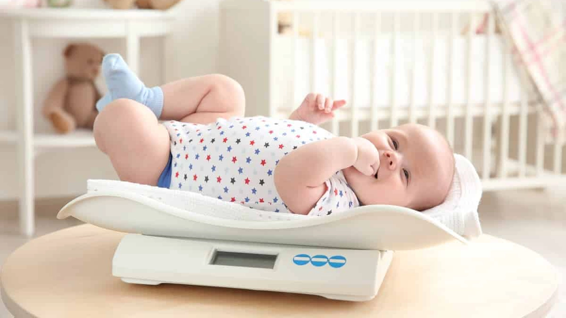 Cât trebuie să ia în greutate un bebeluș?  De ce factori depinde numărul de kilograme în primul an de viață?