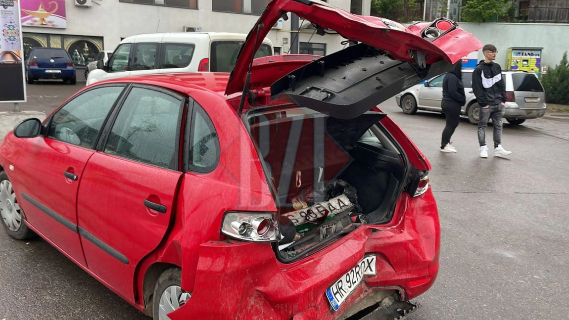 Accident rutier de tip 'hit and run' în municipiul Iași. Un autoturism a fost grav avariat în Nicolina. Șoferul vinovat a fugit printre blocuri - EXCLUSIV, FOTO, VIDEO, UPDATE