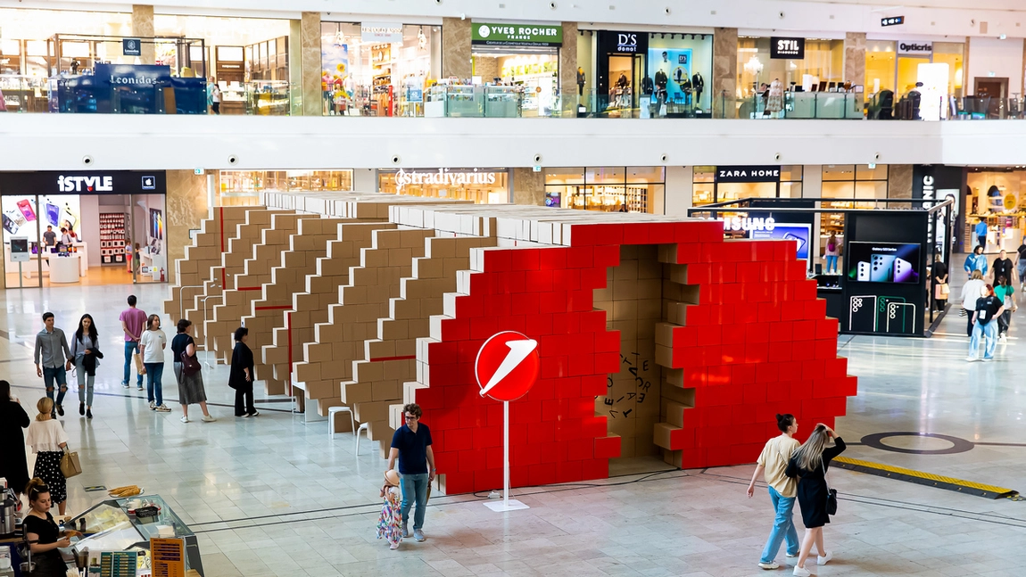 Cele 4.000 de cutii din carton din care a fost construită instalația ce a găzduit târgul de design vestimentar Creative Collective din Palas, în cadrul Romanian Creative Week, vor fi reciclate