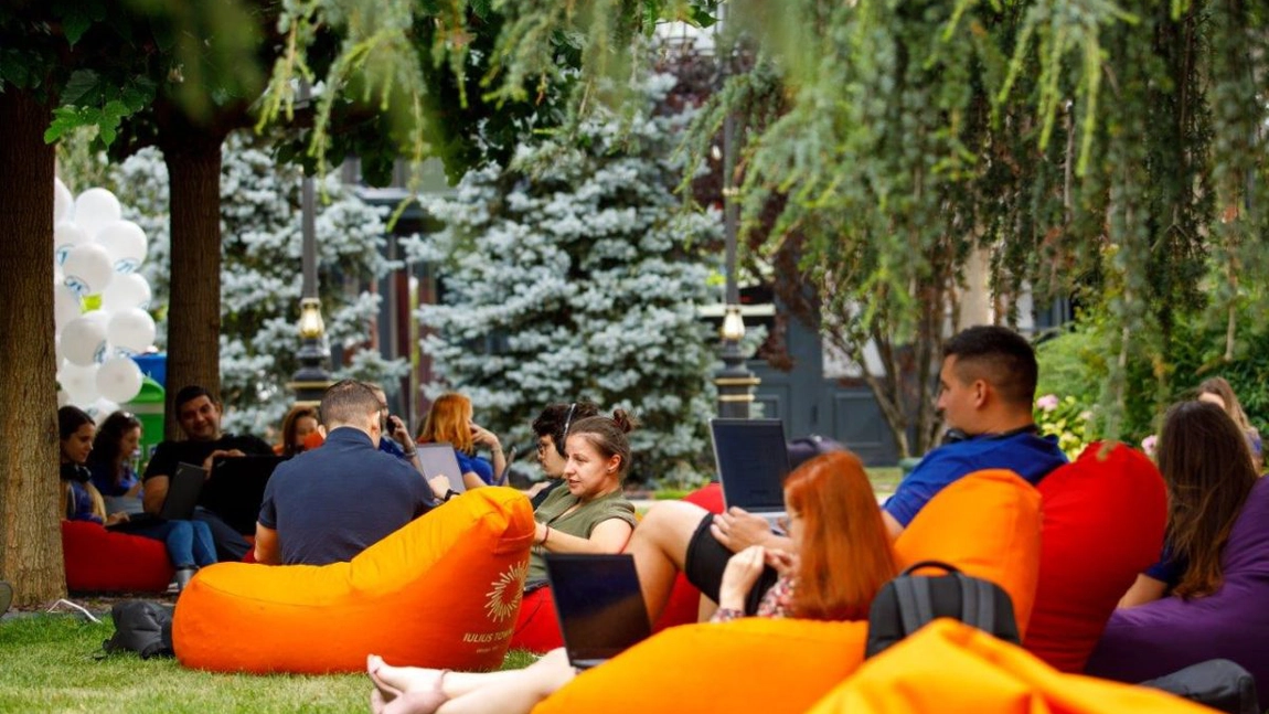 Biroul tău, în Iulius Gardens pentru o zi, la Outdoor Office Day