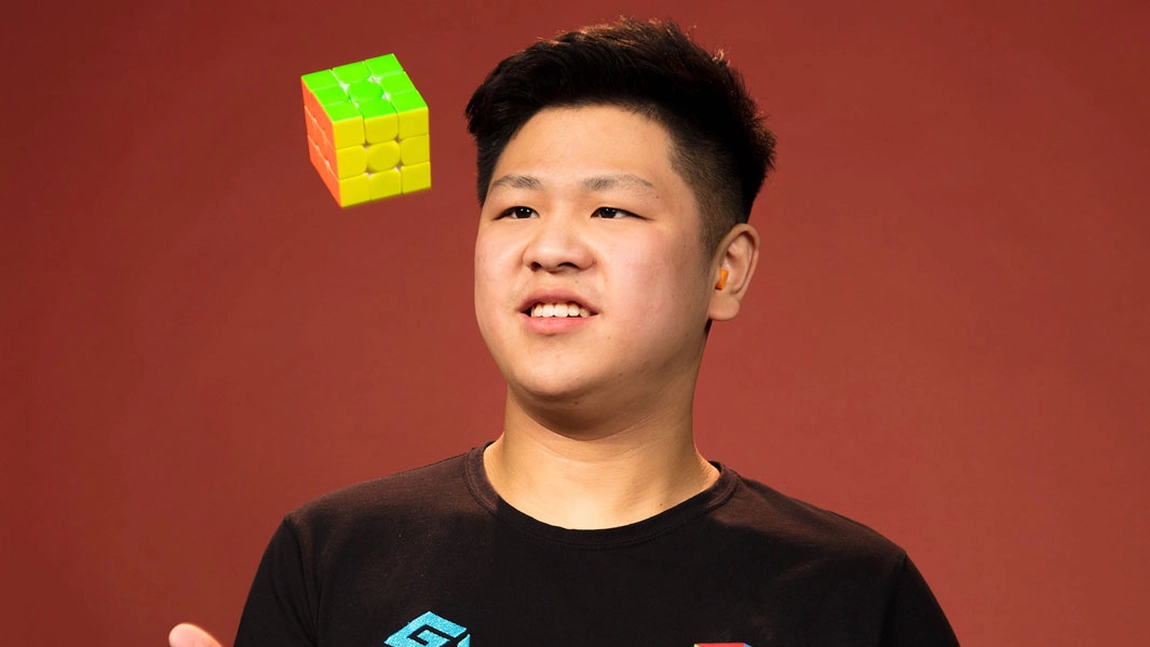 Record mondial la cubul Rubik. Un tânăr de 21 ani l-a rezolvat în 3,13 secunde - VIDEO