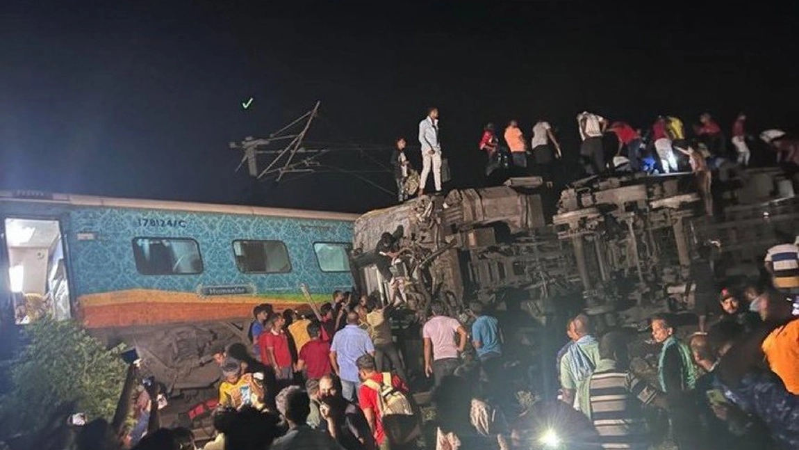Peste 100 de persoane rănite după ce două trenuri s-au ciocnit frontal în India