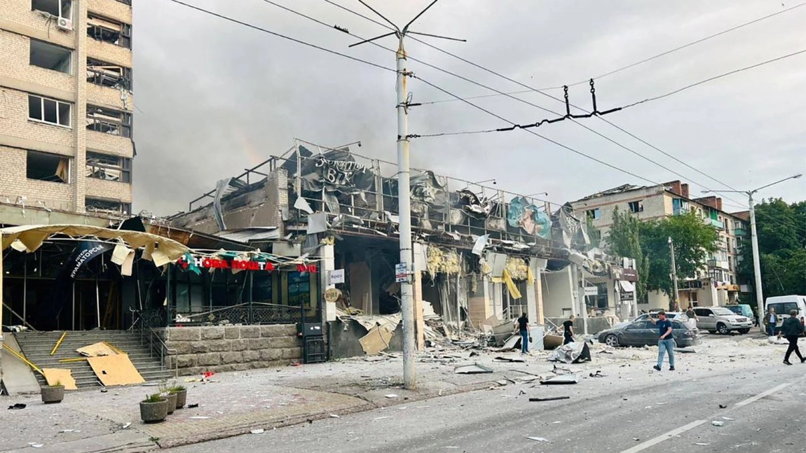 Două rachete au lovit un restaurant în centrul oraşului Kramatorsk, din estul Ucrainei. Trei persoane au murit, inclusiv un copil
