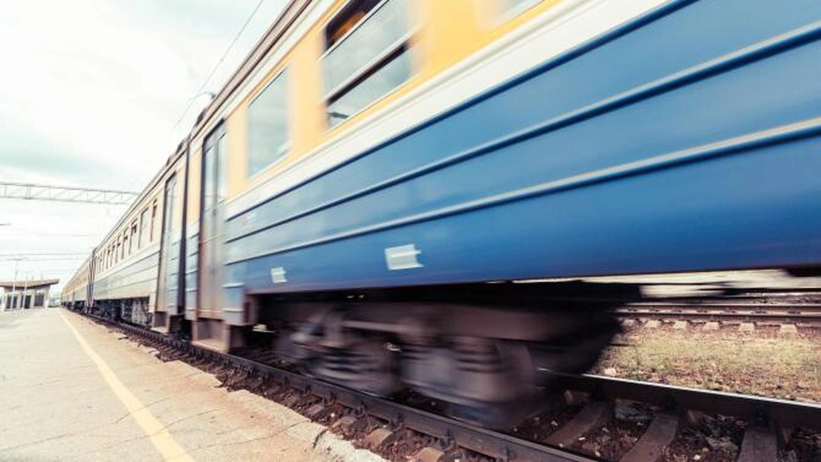 Din cauza unui mecanic băut, două trenuri CFR încărcate cu motorină şi îngrăşăminte, la un pas să se ciocnească