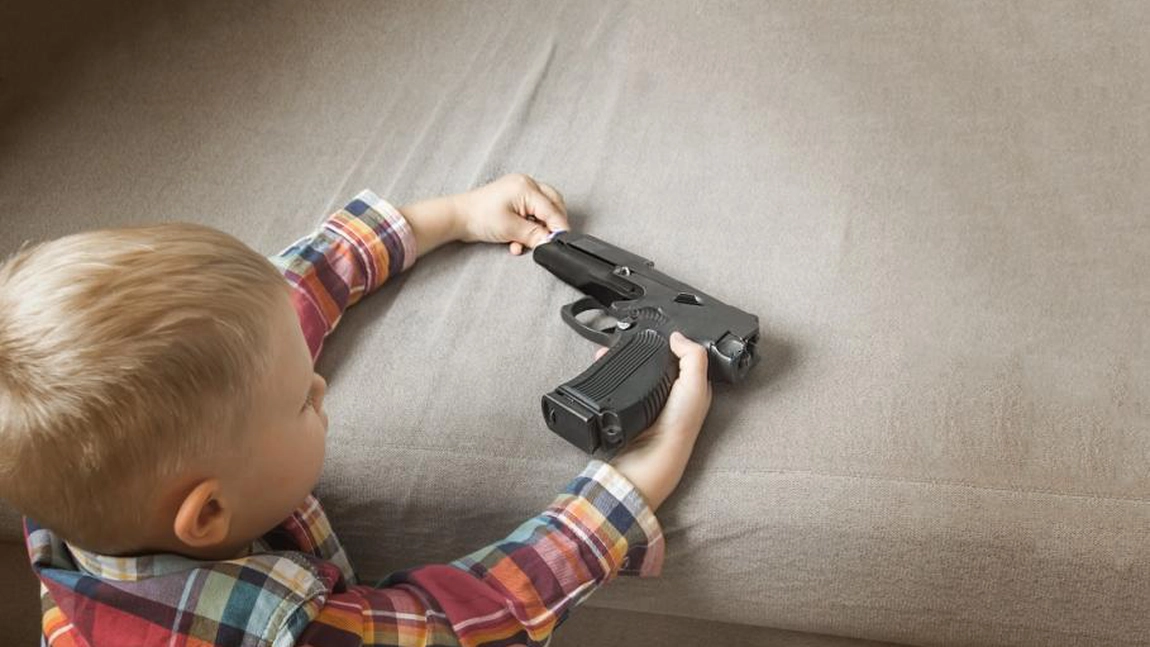 Doi minori de 2 şi 11 ani, transferaţi de la Suceava la Spitalul Sfântul Spiridon din Iaşi, după ce au fost împuşcaţi în zona ochilor