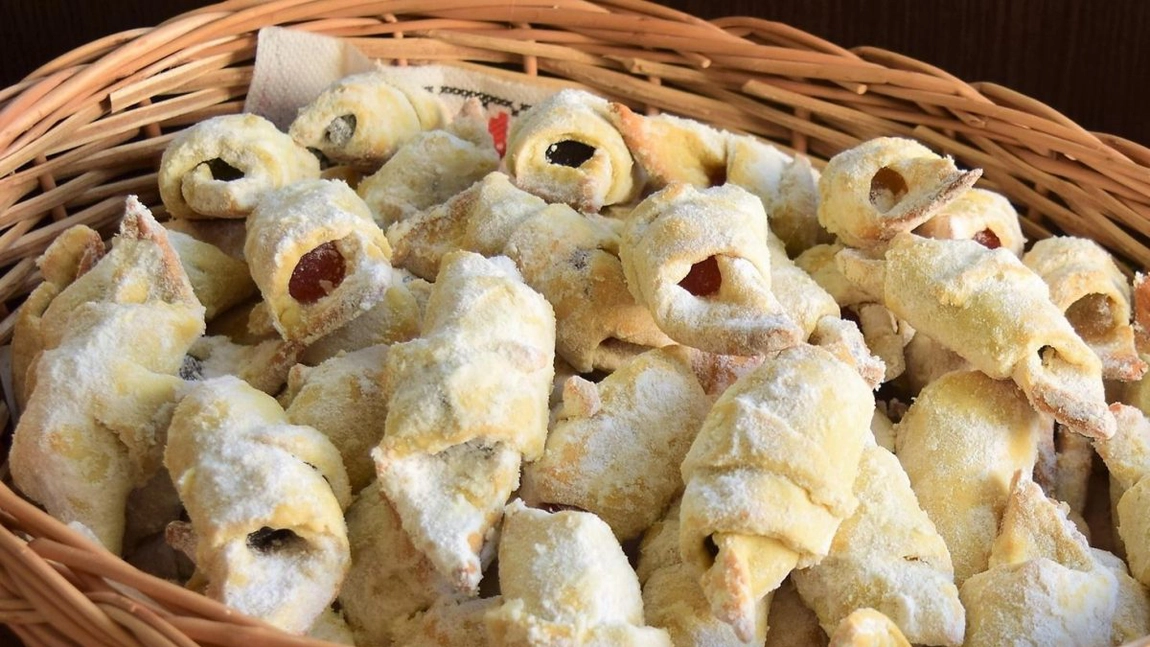 Cum să pregătești acasă cele mai bune cornulețe cu borș și ulei. Rețeta bunicii pentru niște cornulețe fragede și aromate