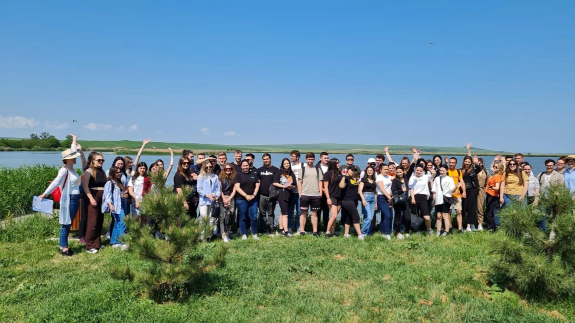 Paradisul de la marginea Iașului! Complex Delta Moldovei, locul în care poți vedea pelicani și lebede - FOTO