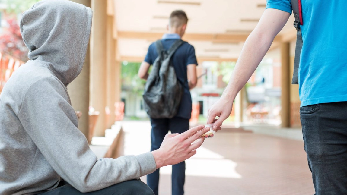 Statistici îngrijorătoare: Tinerii devin consumatori de droguri chiar şi de la 13 ani