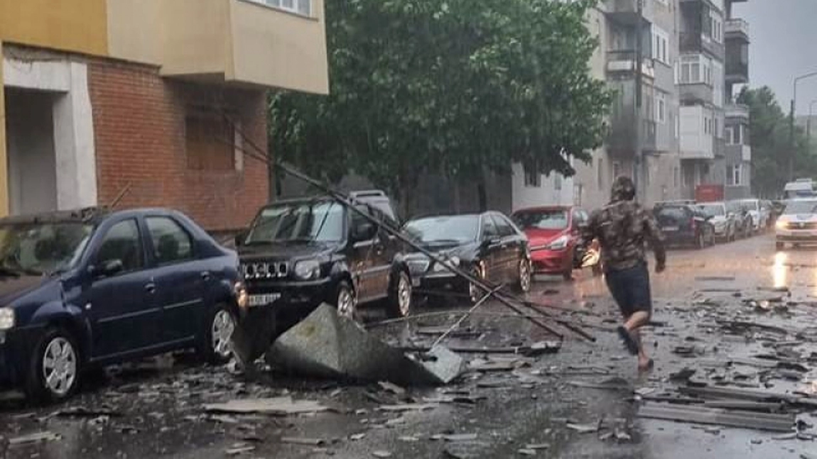 Furtuna a făcut prăpăd în Drobeta Turnu Severin: Acoperișuri smulse de vântul puternic şi mașini avariate - VIDEO